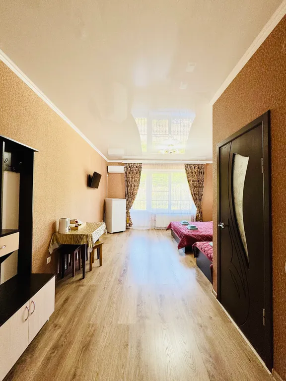 Трехместный номер с балконом, с видом на горы