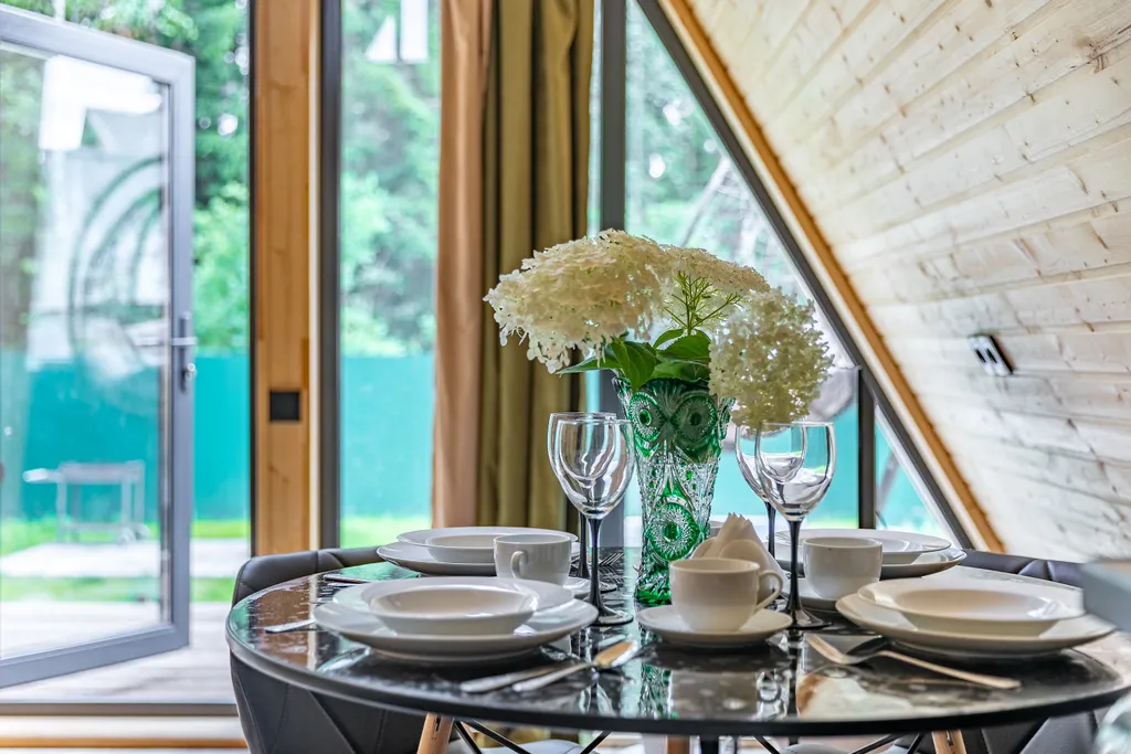 Дом шалаш в окружении леса рядом с озером