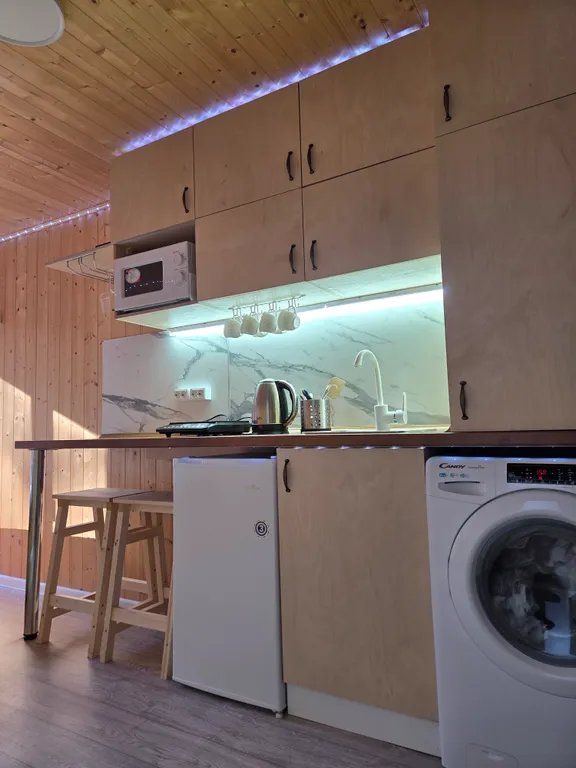 Тёплый домик в лесу с видом на горы