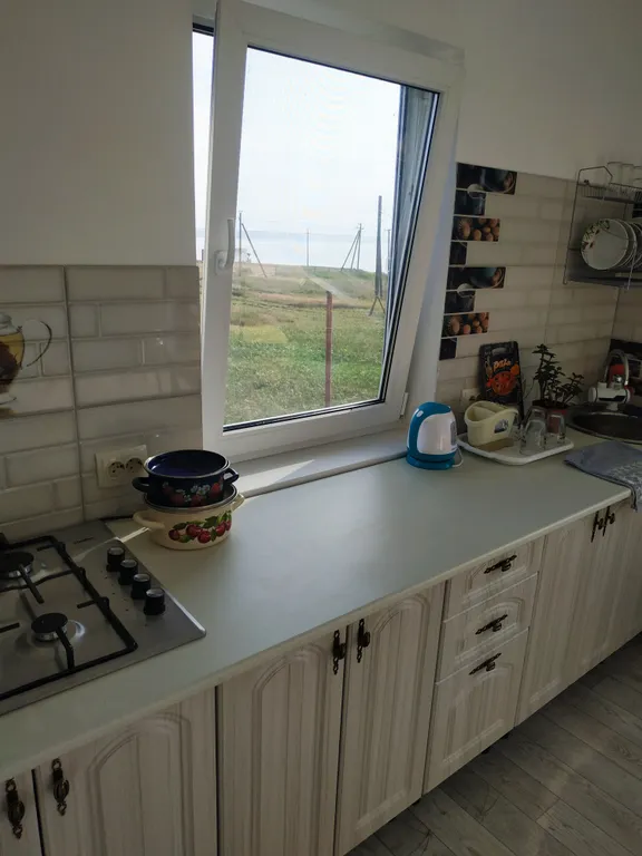 Уютный дом с кухней, на берегу моря