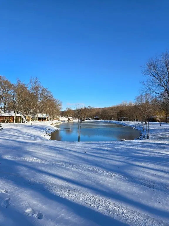 Домик возле озера