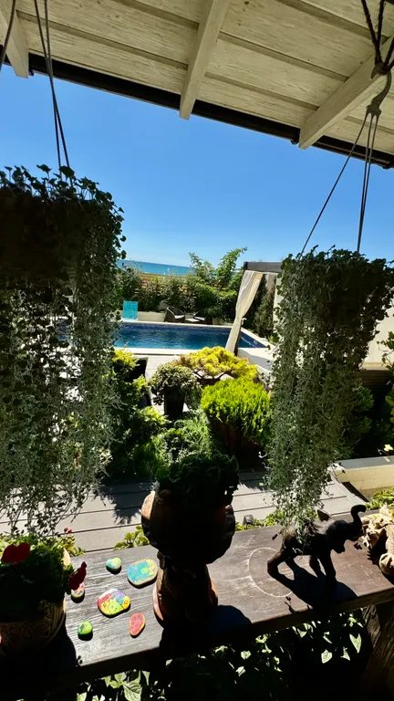 Дом с бассейном у моря