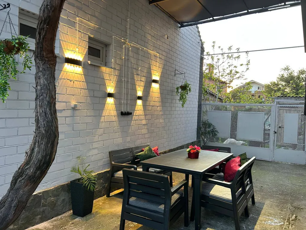 Домик коралл с бассейном в центре