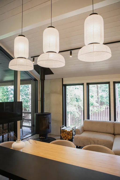 Дом в сосновом лесу с ванной у окна