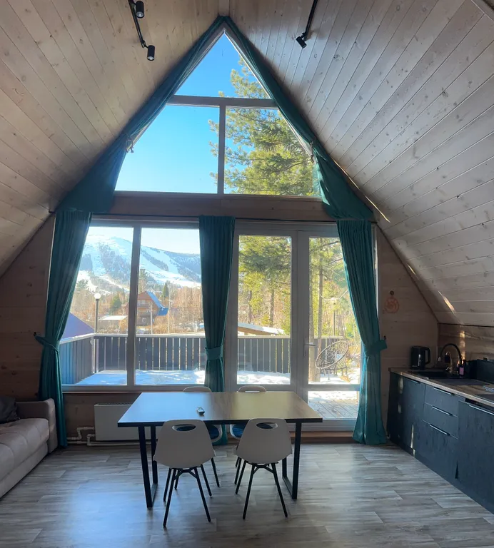 Уютный дом с красивым видом на зелёную гору