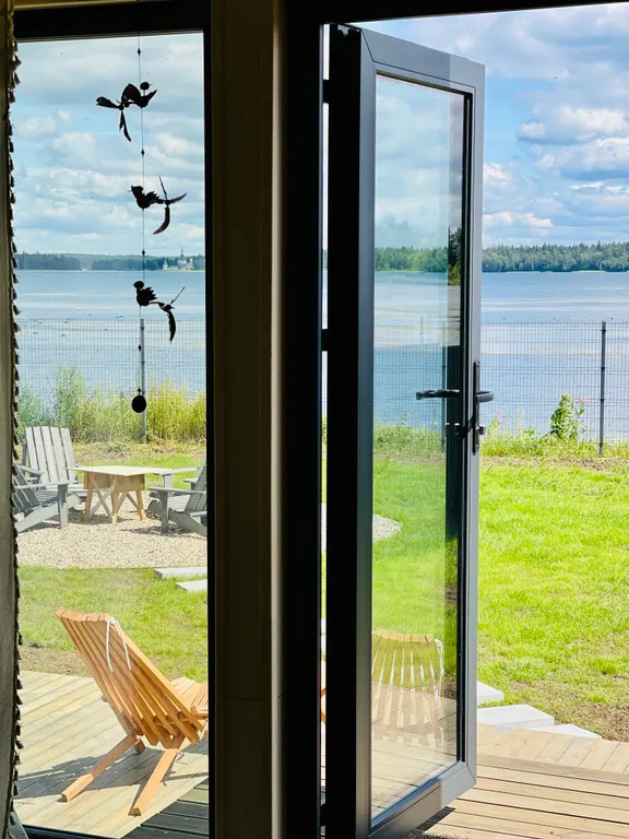 Дом-типи на берегу озера Валдайское