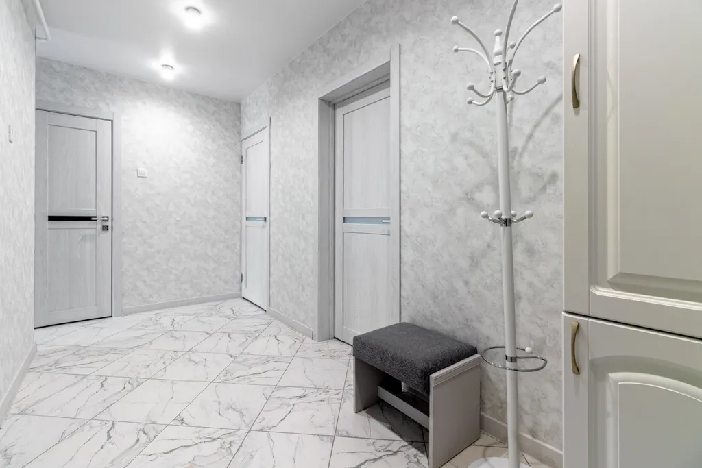 Рядом с ж/д вокзалом и  королевской усадьбой Станиславово.