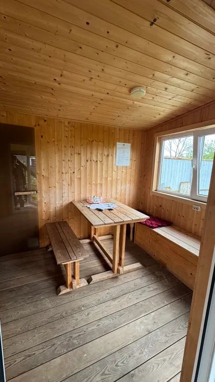 Дом на берегу реки с бассейном и видом