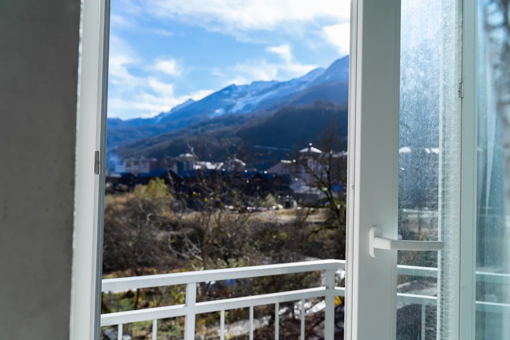 Приятная студия с домашним кинотеатром