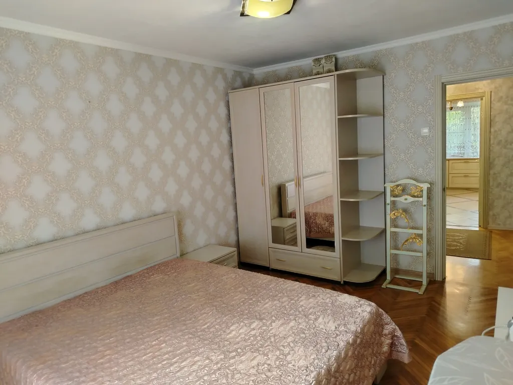 Двухкомнатная квартира на первом этаже в центре Адлера