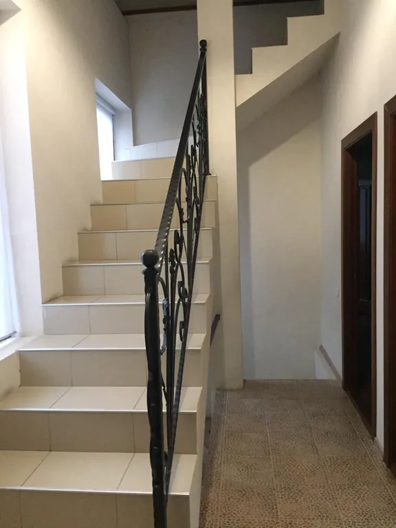 Вилла с бассейном на холме