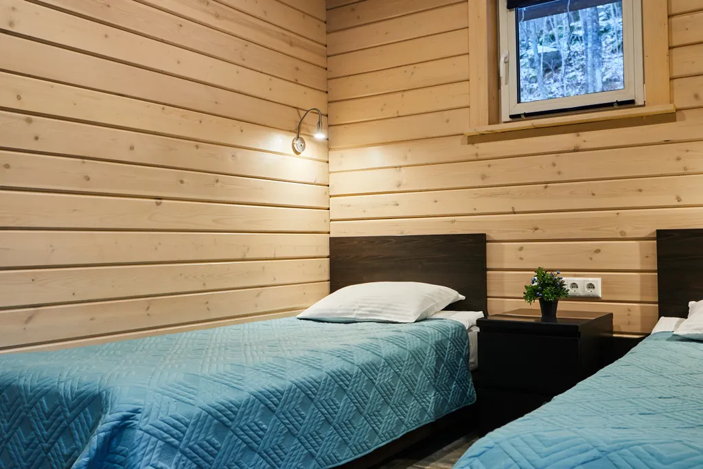 Просторный коттедж с 4 спальнями, камином и террасой