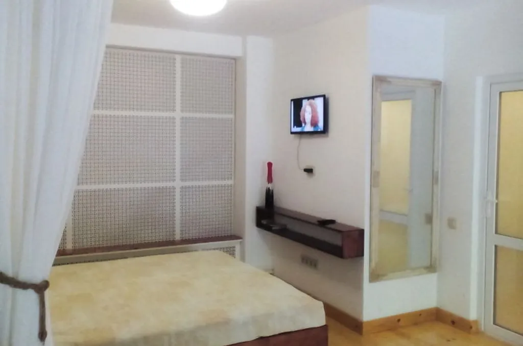 Студия комфорт на земле с двором, парковкой