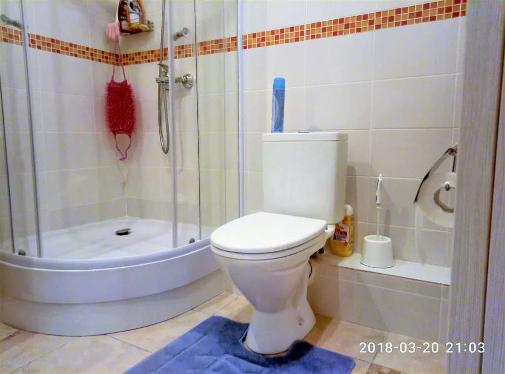 Уютная студия Мегаполис с большими окнами и плотными шторами