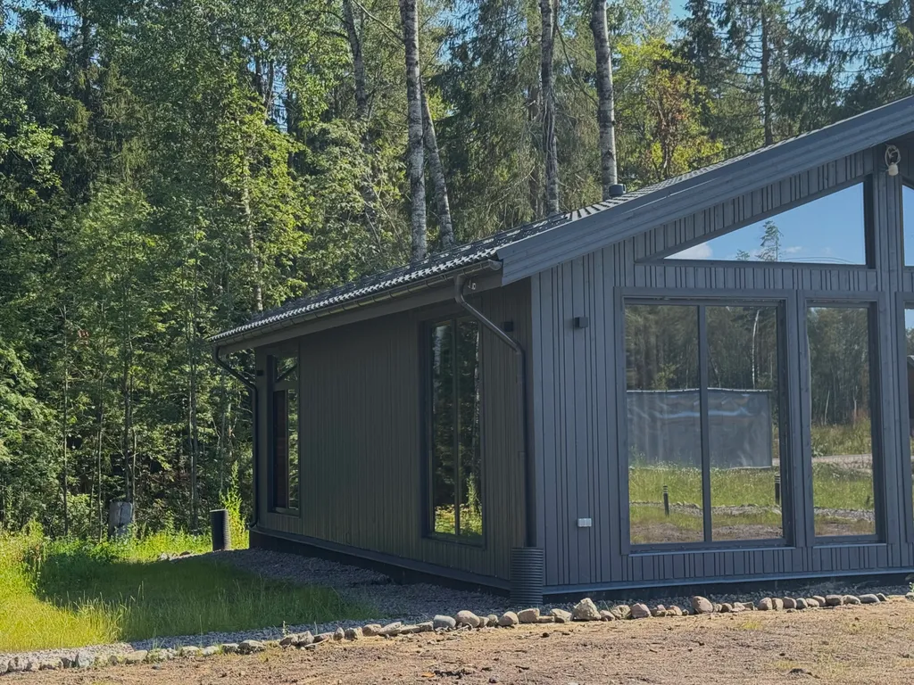 Уютный дом у озера, в 50 километрах от Петербурга, с мангалом, Wi-Fi