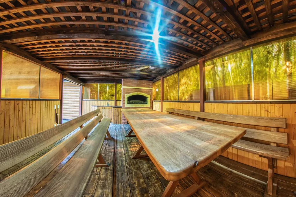 Дом в лесу с бассейном и баней