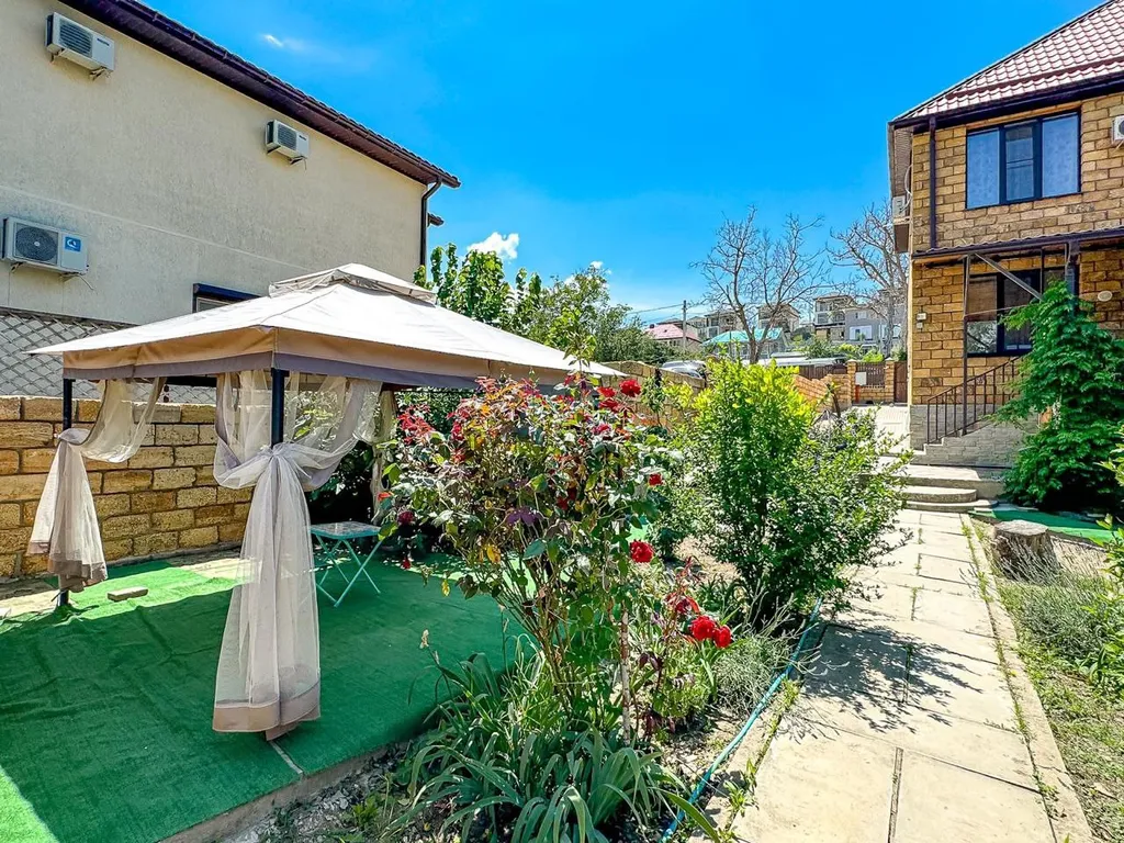 Новый дом с бассейном, садом, мангальной зоной и закрытой территорией