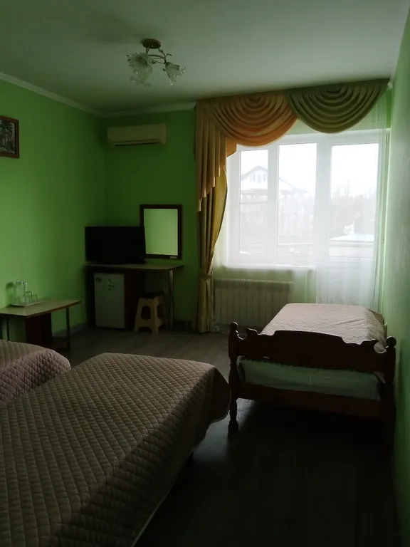 Квартира Квартира Трехместный номер с балконом в гостевом доме "Легенда" с бассейном. — Анапа