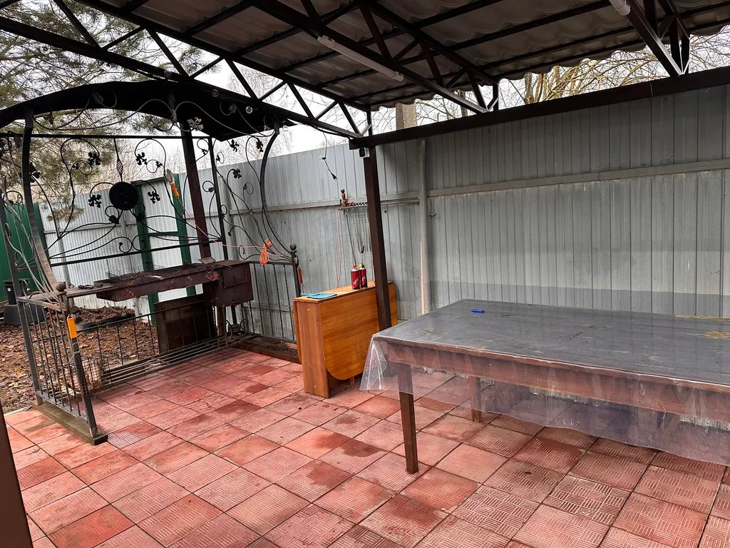 Дом в уединенном тихом месте рядом с лесом