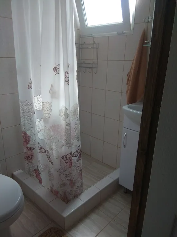 Уютный домик с террасой и видом на море, душ и туалет в помещении