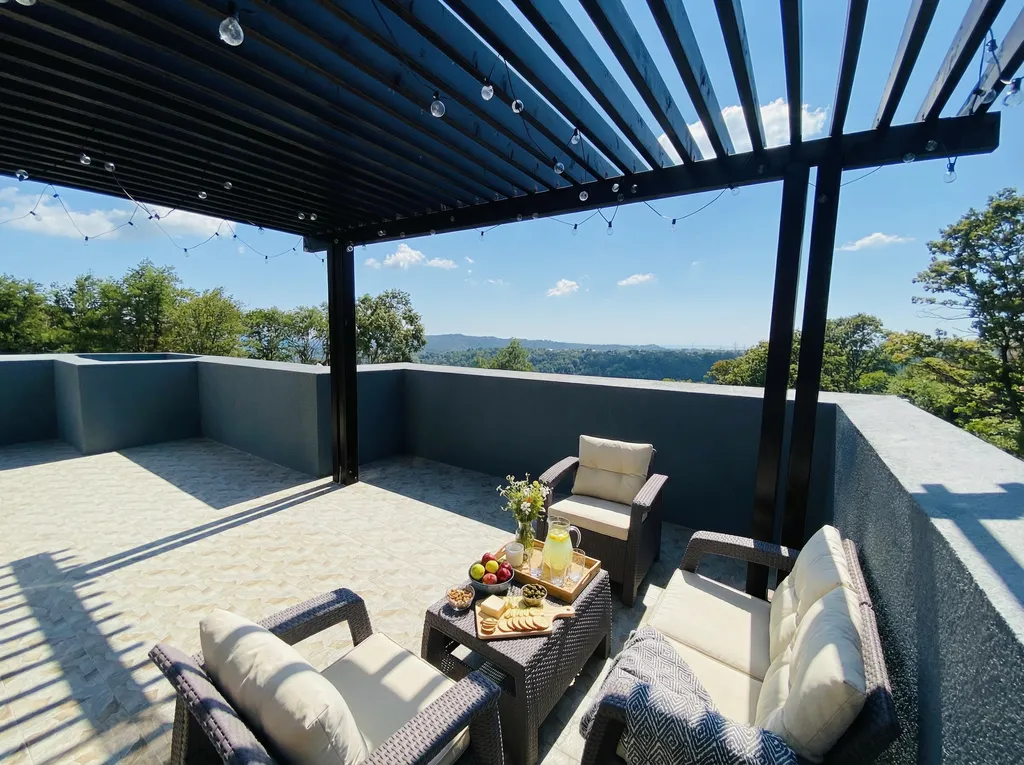 Трехэтажный коттедж с баней и бассейном