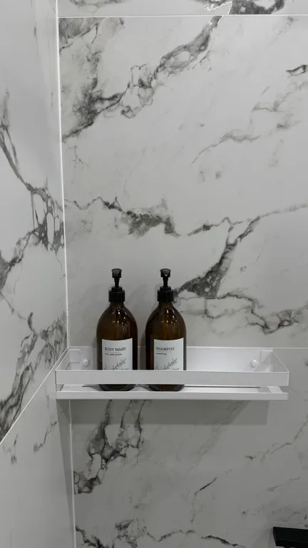 Домик с панорамной ванной в лесу