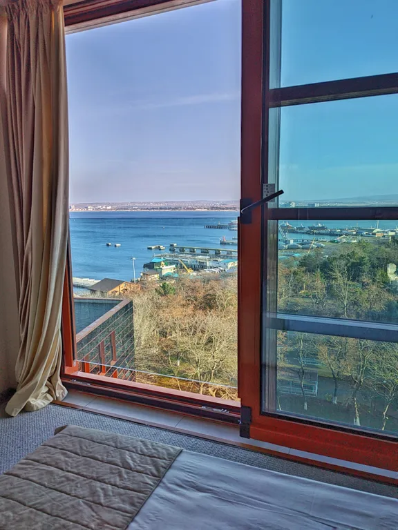 Видовая 2-комнатная квартира в Золотой Бухте