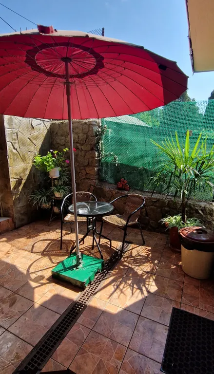 Домик с двориком с видом на море