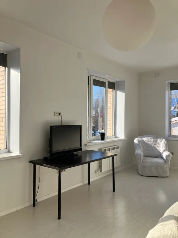 Трехэтажный коттедж с бассейном на берегу Волги