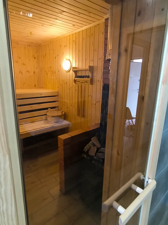 Современный коттедж в пригороде с баней и горячим чаном