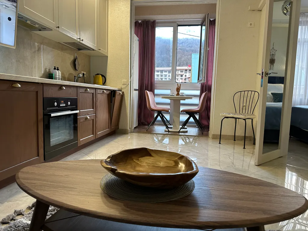 Пушка-евродвушка с видом на горы и Мариотт