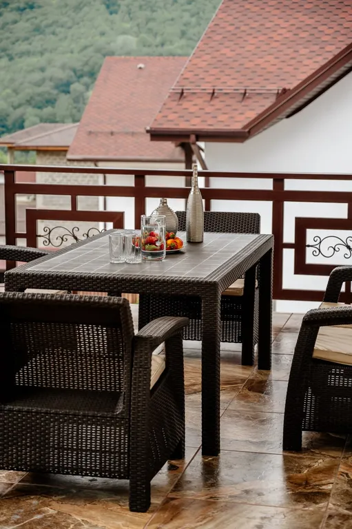 Дом с бассейном и видом на горы