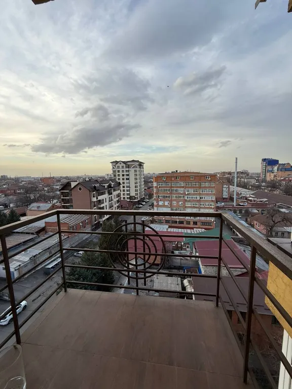 Квартира с видом на горы, город и храм Святого Георгия от Juls Apart