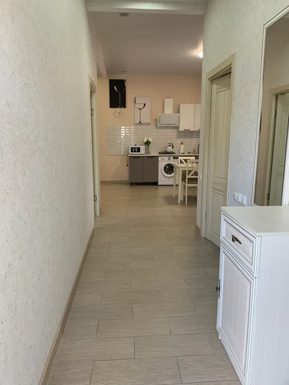 Первый этаж двухэтажного дома, с отдельным входом и общим двором