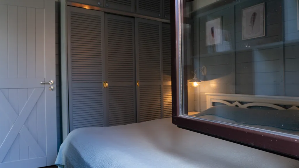 Красивый домик в лесу у реки