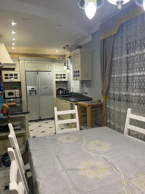 Дом с бассейном и бильярдом