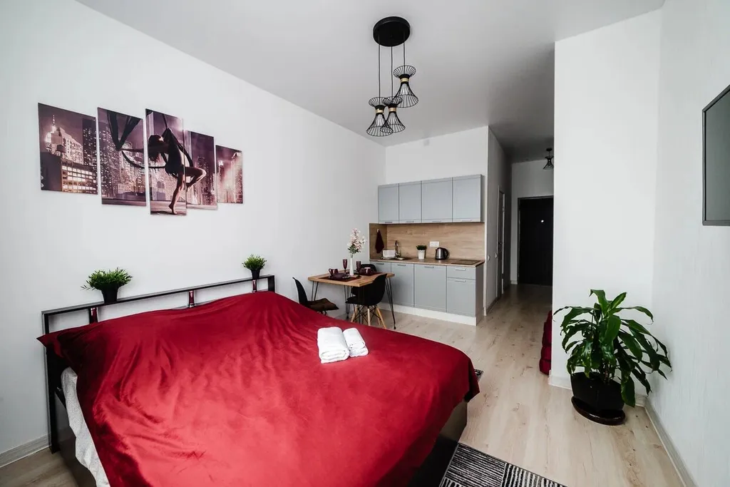 Новая просторная дизайнерская квартира с высокими потолками