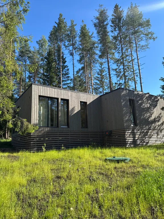 Дом в лесу рядом с озером