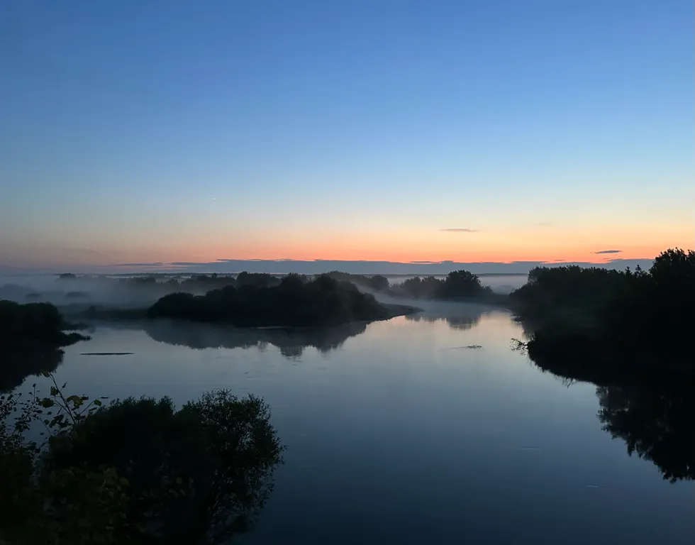 Дом в стиле A-frame на самом берегу реки