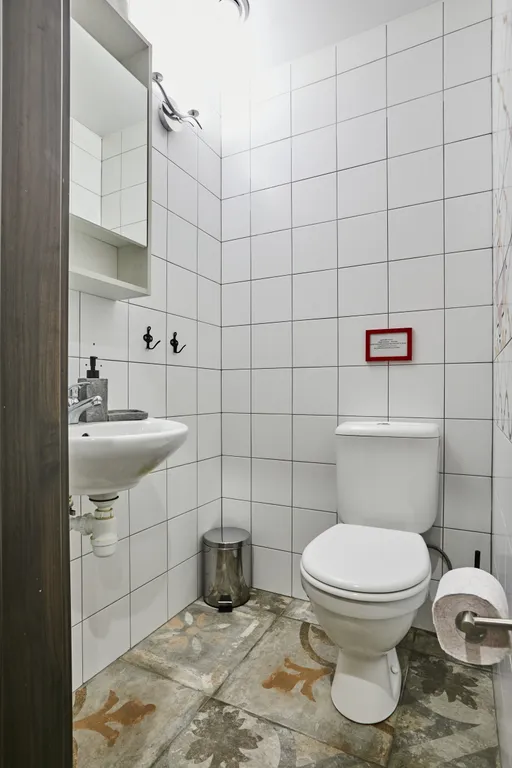 Просторный коттедж с 4 спальнями, камином и террасой