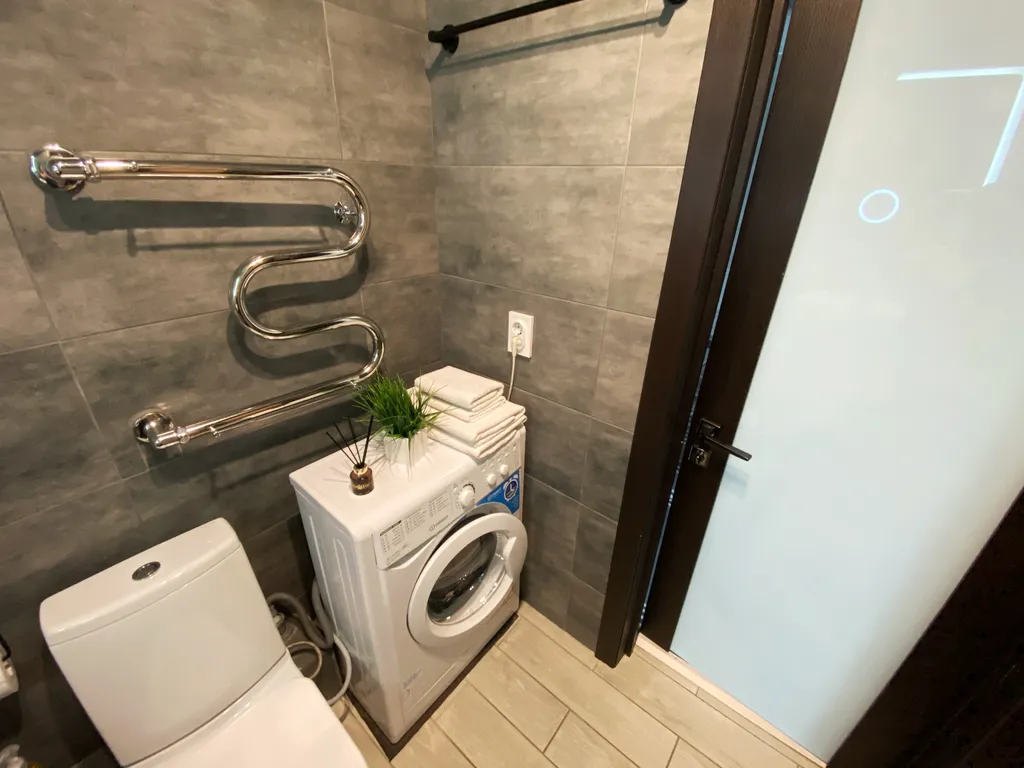 Crystal View — студия с панорамными окнами и закатом за стеклом