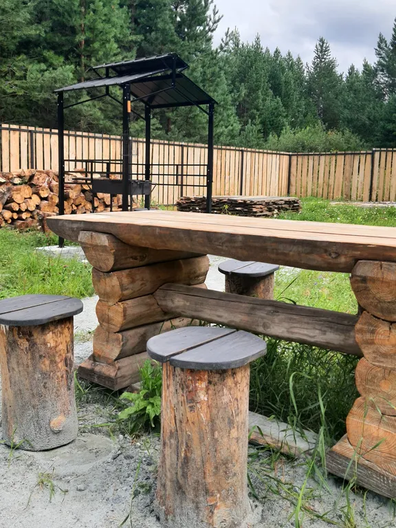 Домик под соснами