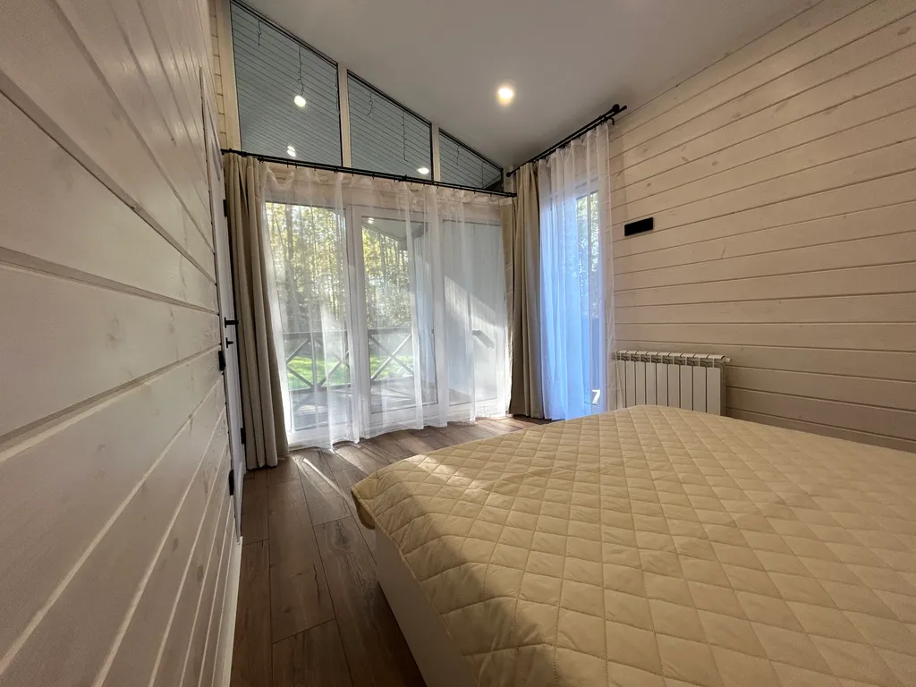 Загородный дом с большой террасой, кострищем и лесом