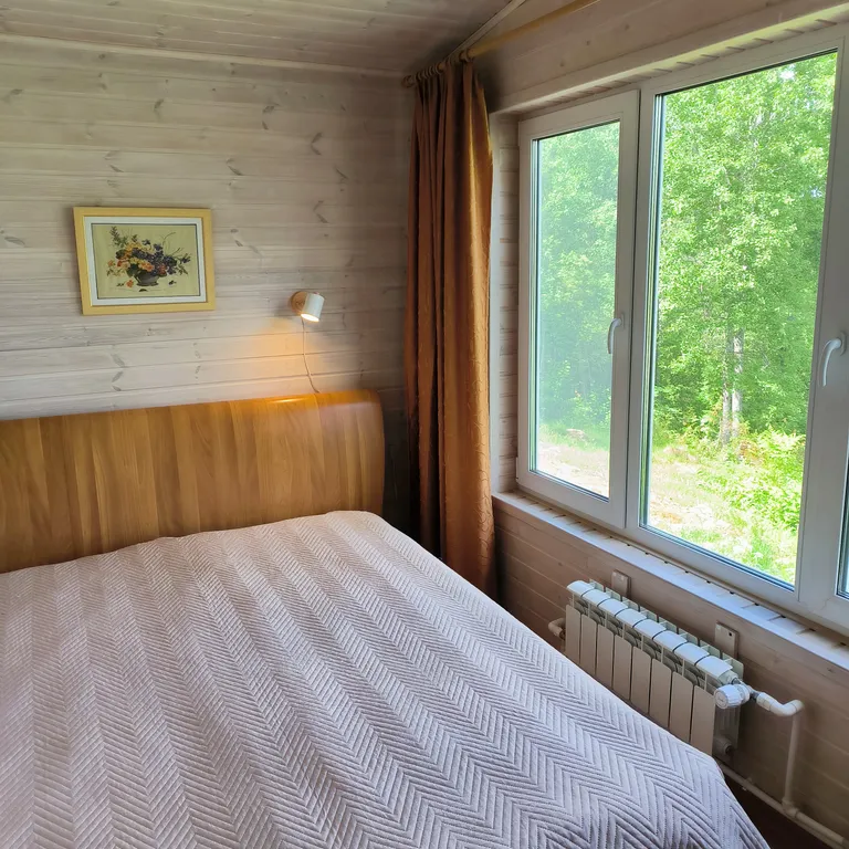 Дом на скале с видом на озеро