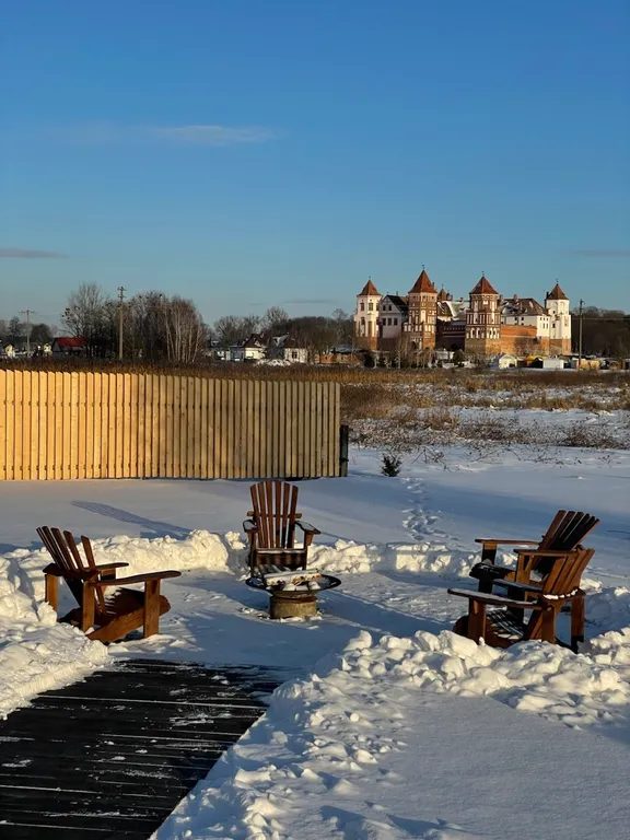 Дом А фрейм с видом на Мирский замок