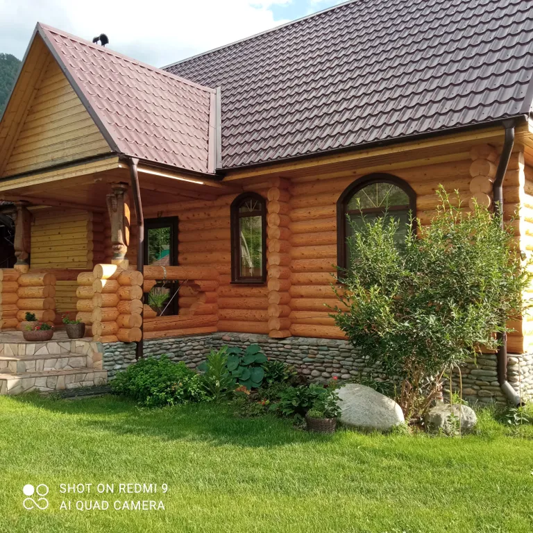 Дом на берегу реки чемал