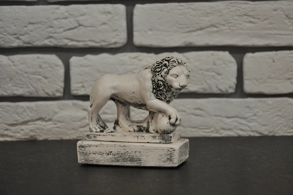 Студия с видом на море диваном и балконом