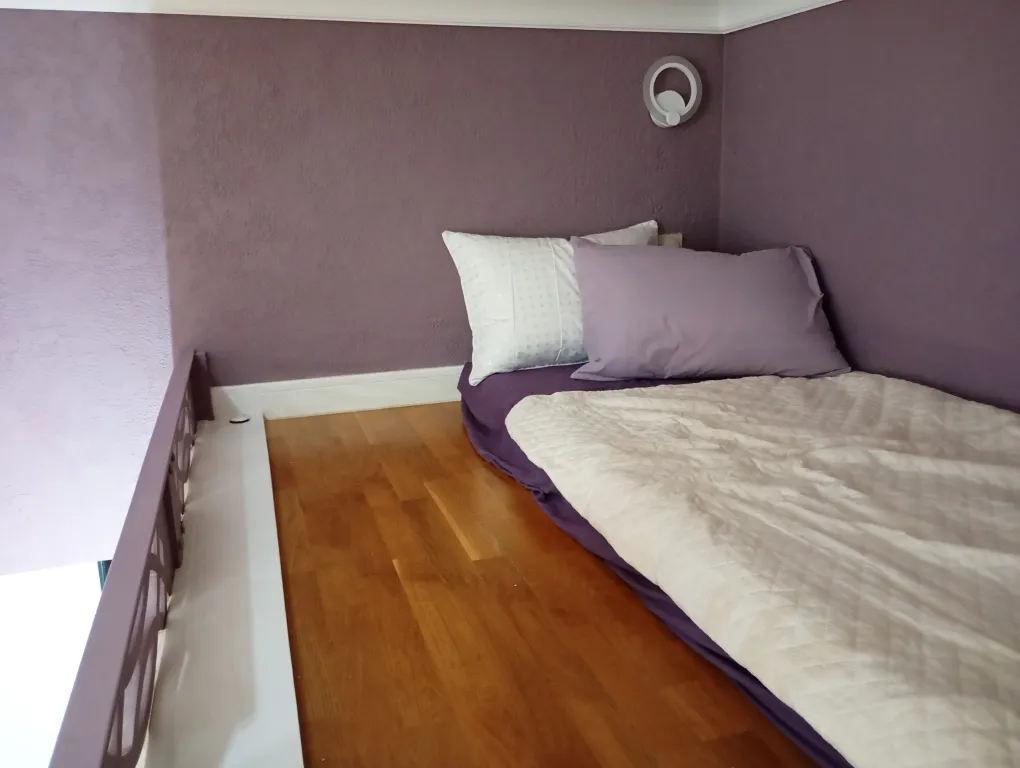 Уютная студия с высокими потолками