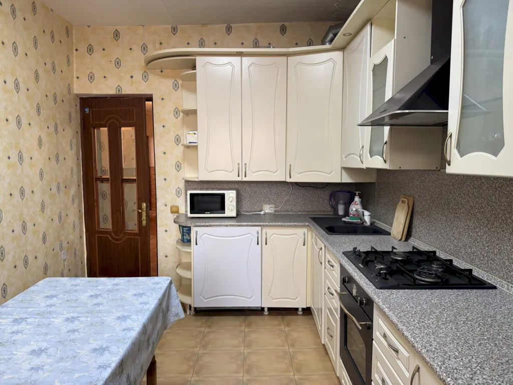 Квартира Четырёхкомнатная квартира в центре с балконом – 7 минут до моря — Геленджик