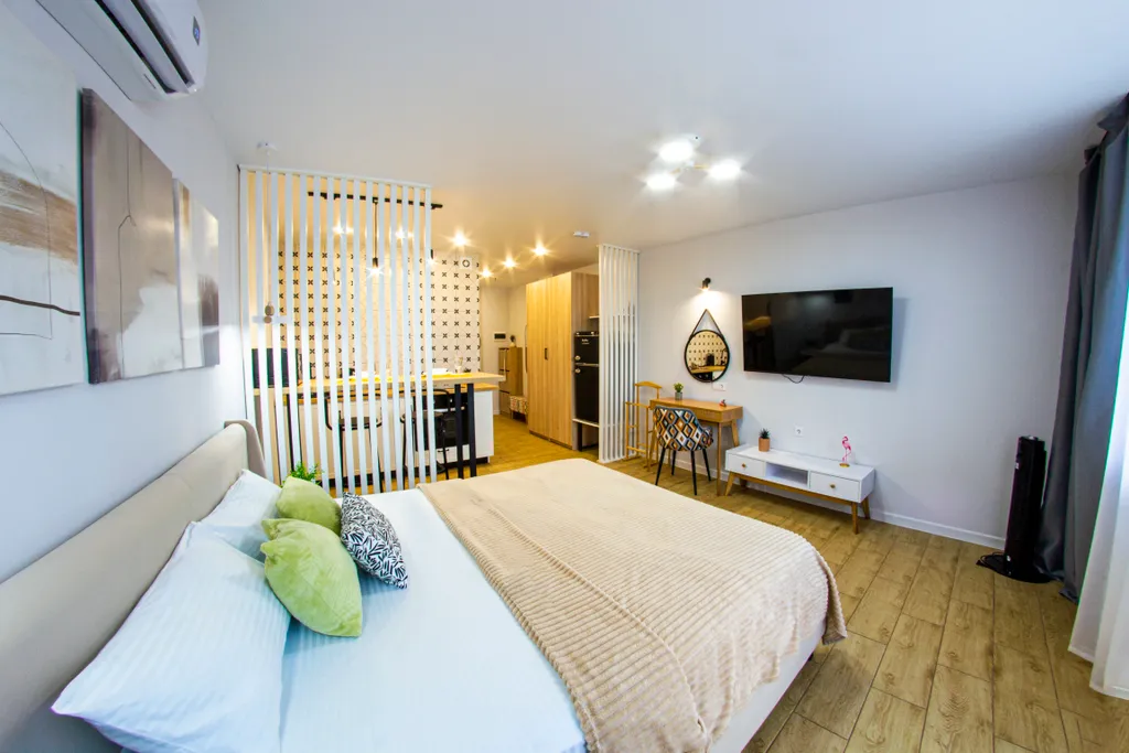 Современный дизайн и панорамный балкон в студии